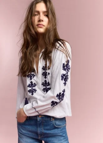 Blusa com bordado floral