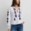 Blusa com bordado floral Blusa com bordado floral