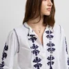 Blusa com bordado floral Blusa com bordado floral