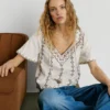 Blusa com decote em V bordada Blusa com decote em V bordada