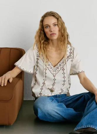 Blusa com decote em V bordada