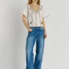 Blusa com decote em V bordada Blusa com decote em V bordada