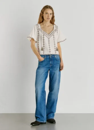 Blusa com decote em V bordada