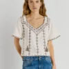 Blusa com decote em V bordada Blusa com decote em V bordada