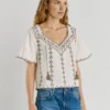 Blusa com decote em V bordada Blusa com decote em V bordada