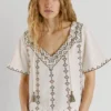 Blusa com decote em V bordada Blusa com decote em V bordada
