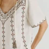Blusa com decote em V bordada Blusa com decote em V bordada