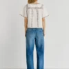 Blusa com decote em V bordada Blusa com decote em V bordada