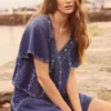 Blusa com decote em V e detalhes bordados