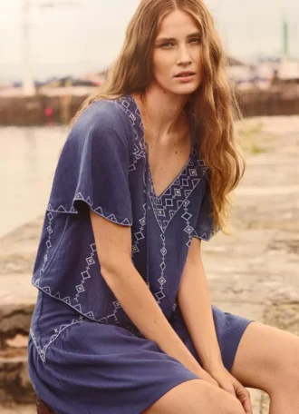 Blusa com decote em V e detalhes bordados