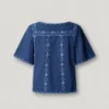 Blusa com decote em V e detalhes bordados