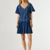 Blusa com decote em V e detalhes bordados