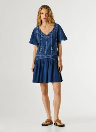 Blusa com decote em V e detalhes bordados