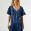 Blusa com decote em V e detalhes bordados