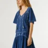 Blusa com decote em V e detalhes bordados