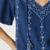 Blusa com decote em V e detalhes bordados