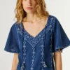 Blusa com decote em V e detalhes bordados