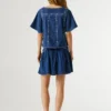Blusa com decote em V e detalhes bordados