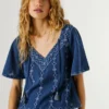 Blusa com decote em V e detalhes bordados