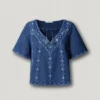 Blusa com decote em V e detalhes bordados