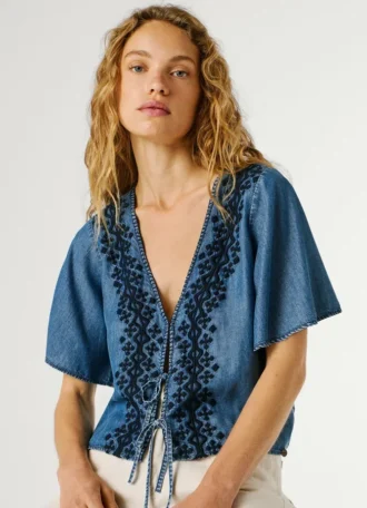 Blusa com detalhes bordados