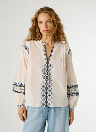 Blusa com detalhes bordados