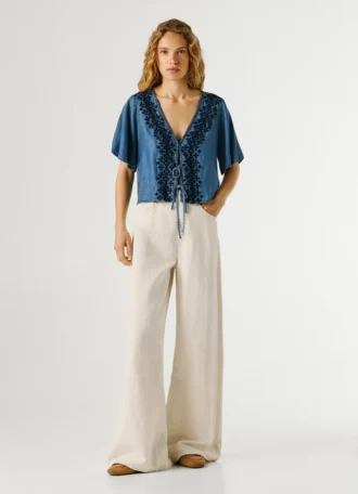 Blusa com detalhes bordados