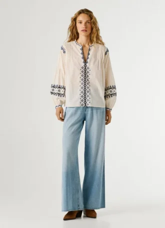 Blusa com detalhes bordados