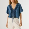 Blusa com detalhes bordados Blusa com detalhes bordados