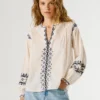 Blusa com detalhes bordados