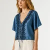 Blusa com detalhes bordados Blusa com detalhes bordados