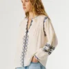 Blusa com detalhes bordados