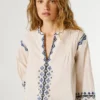 Blusa com detalhes bordados