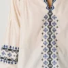 Blusa com detalhes bordados