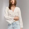 Blusa com detalhes em renda Blusa com detalhes em renda
