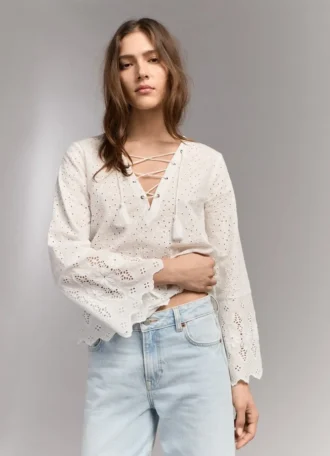 Blusa com detalhes em renda
