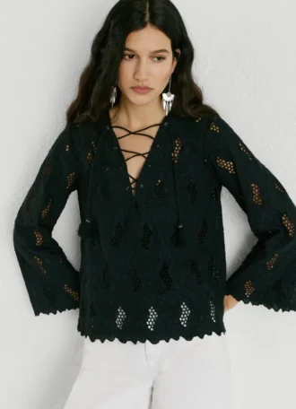 Blusa com detalhes em renda