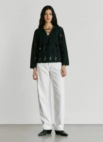 Blusa com detalhes em renda