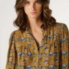Blusa com estampado floral Blusa com estampado floral