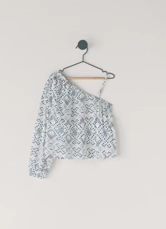 Blusa com estampado floral assimétrico