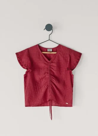 Blusa fluida com detalhes em renda