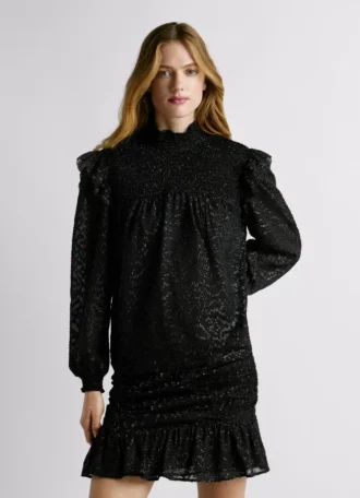 Blusa fluida com detalhes metálicos