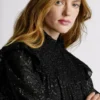 Blusa fluida com detalhes metálicos Blusa fluida com detalhes metálicos