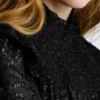 Blusa fluida com detalhes metálicos Blusa fluida com detalhes metálicos