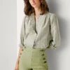 Blusa às riscas com gola Mao
