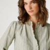 Blusa às riscas com gola Mao