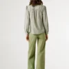 Blusa às riscas com gola Mao