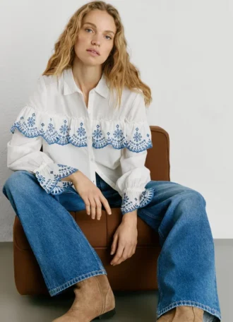 Camisa com folhos bordados