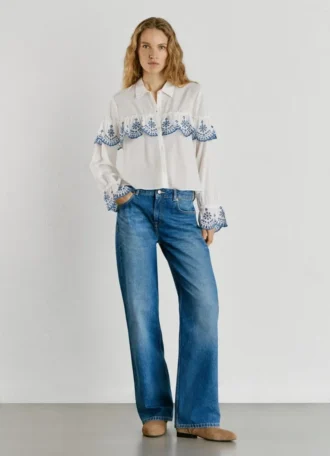 Camisa com folhos bordados