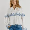 Camisa com folhos bordados